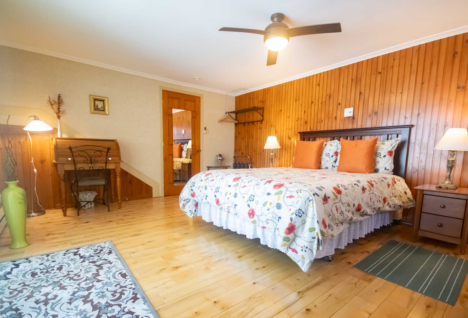chambre-jardin-vue-fleuve-manoir-hortensia-charlevoix-01