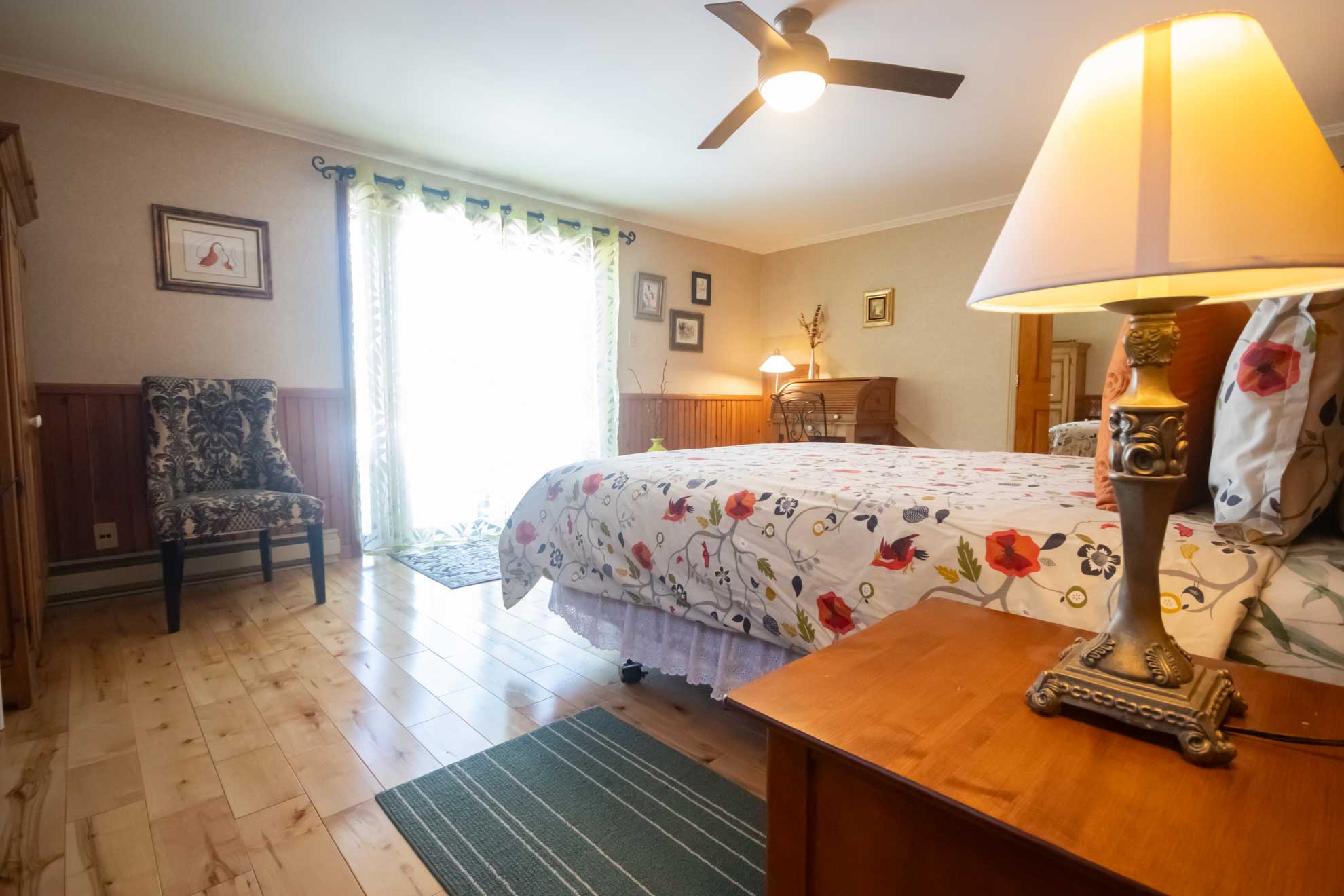 chambre-jardin-vue-fleuve-manoir-hortensia-charlevoix-02