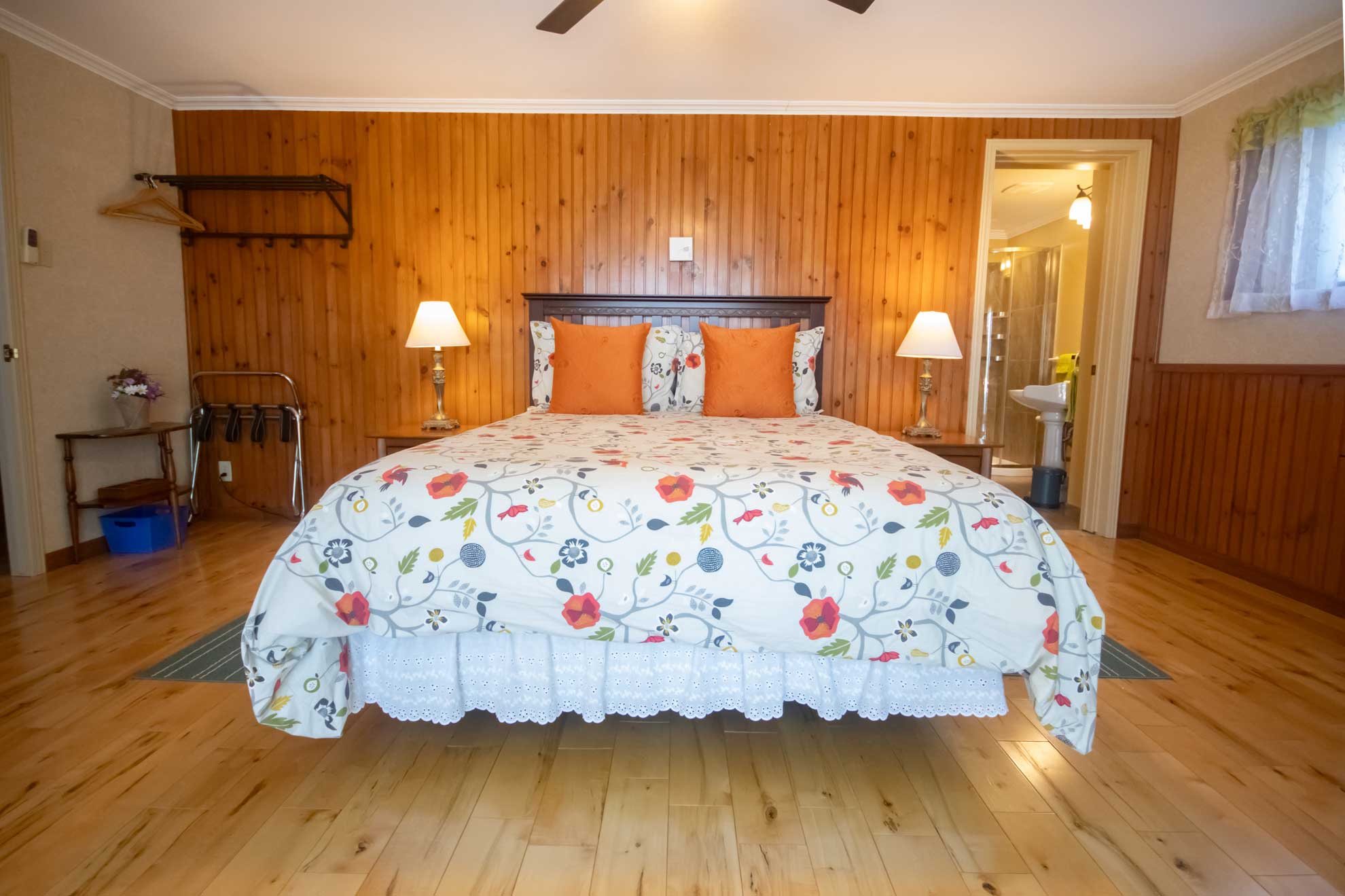 chambre-jardin-vue-fleuve-manoir-hortensia-charlevoix-03